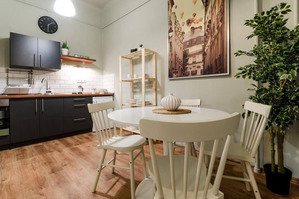 Cosy Apartment In Party District K30 Budapeste Exterior foto
